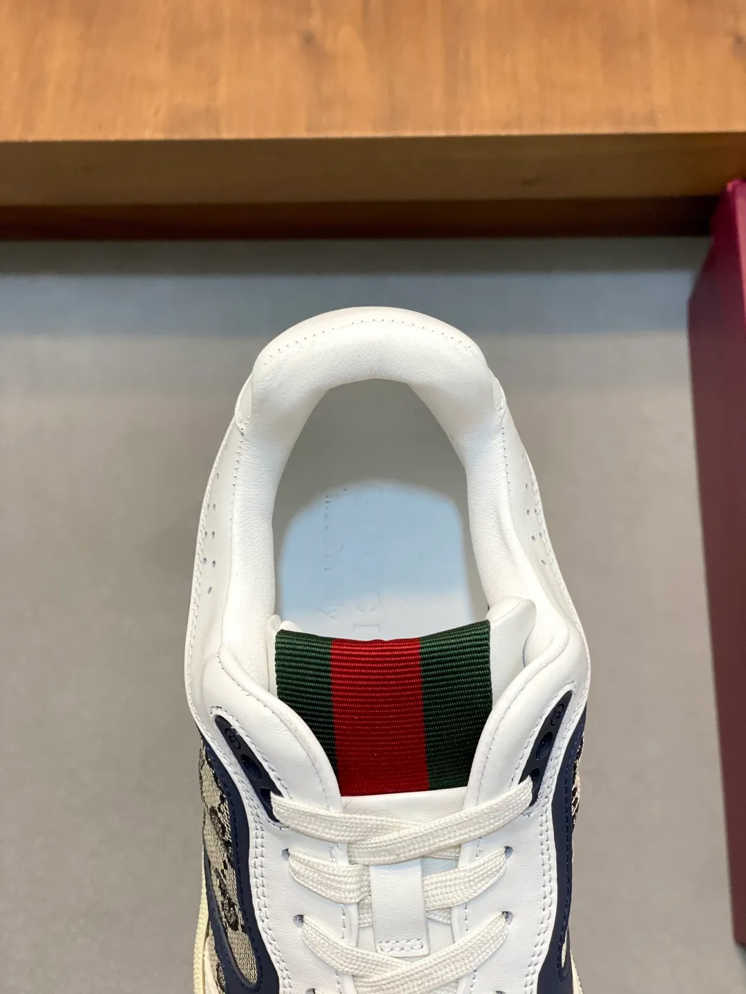 Men's Shoes 💰660 𝐆𝐮𝐜𝐜𝐢 𝐑𝐞-𝐖𝐞𝐛 As the first sneaker created by Sabato De Sarno for Gucci, the Re-Web series reinterprets the brand's classic stripes and sets off the modern silhouette design with bold and unique details. These shoes are crafted from white leather. This new sneaker is ingeniously decorated with many of the brand's classic details, and is equipped with a bright red and green webbing tongue, which will make people fall in love at first sight. White leather treated with a special process for softness and luster, with an embossed grainy texture. Script Gucci logo and interlocking G web label with Interlocking G and script Gucci logo. Rubber outsole with interlocking G detail eyelets. Web tongue. Size: 39-44 (customized for sizes 38 and 45)